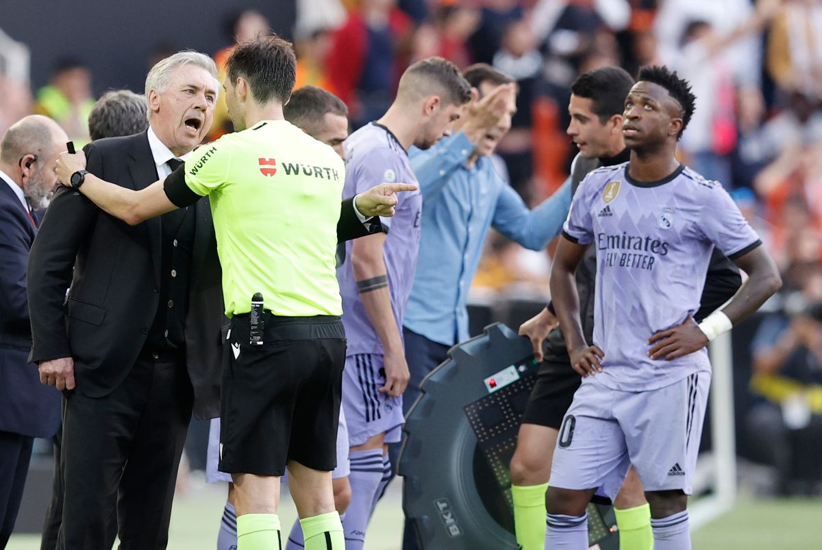  Carlo Ancelotti protesta a De Burgos Bengoetxea delante de Vinícius.