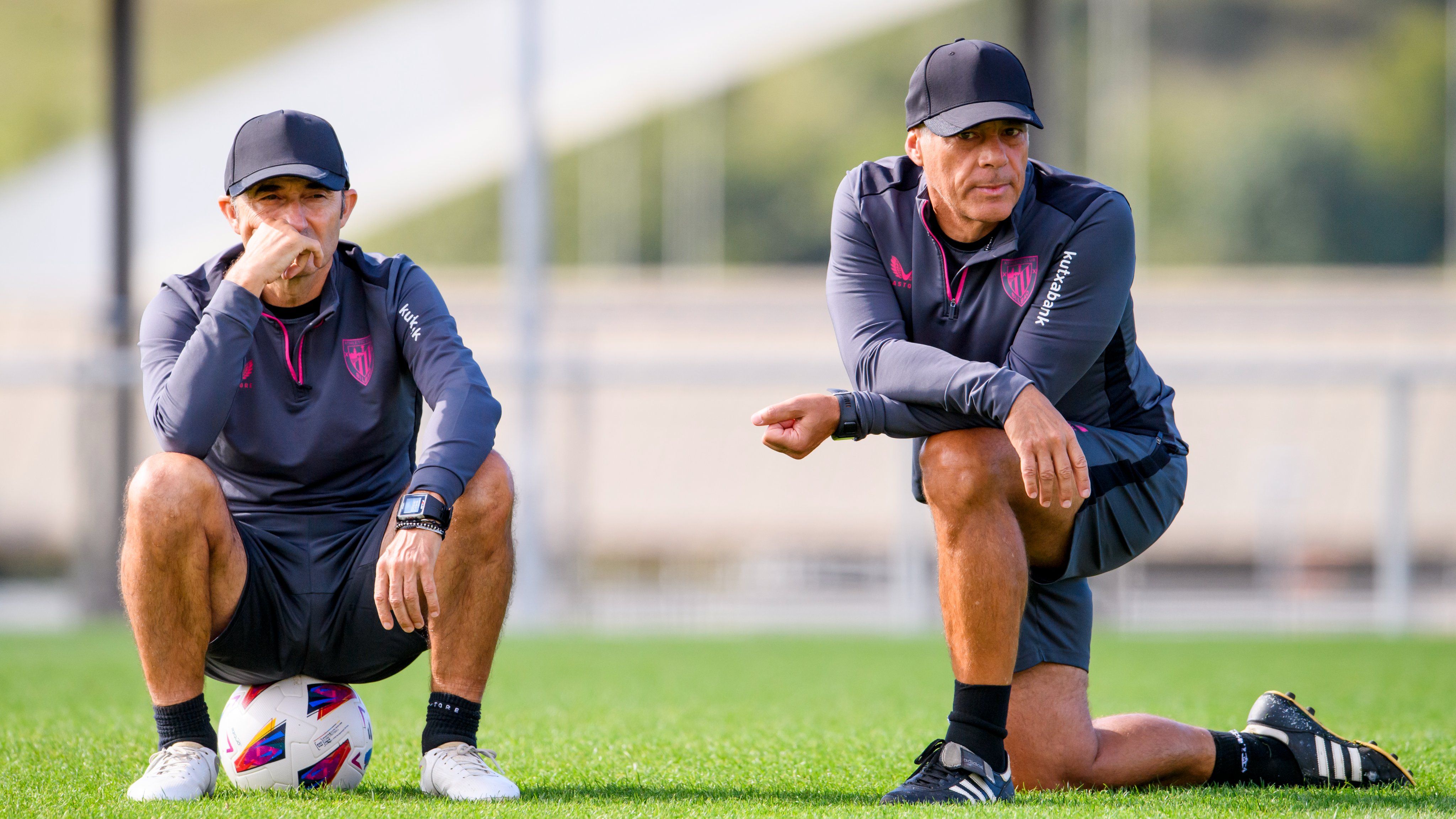  Ernesto Valverde y Jon Aspiazu, atentos en Lezama.