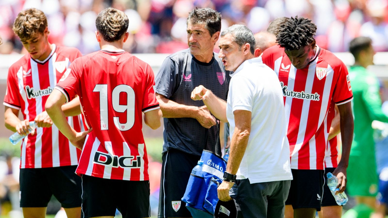 Ernesto Valverde da instrucciones en la derrota ante las Chivas en México.