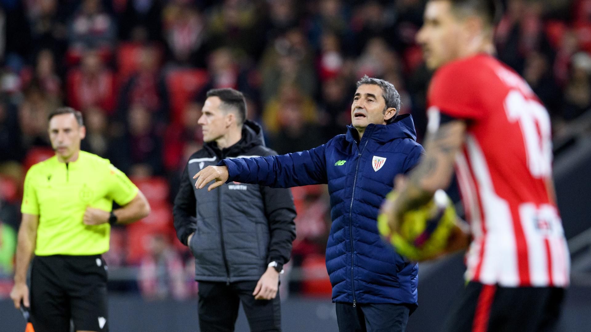 Ernesto Valverde y Yuri Berchiche, ante Osasuna en San Mamés.