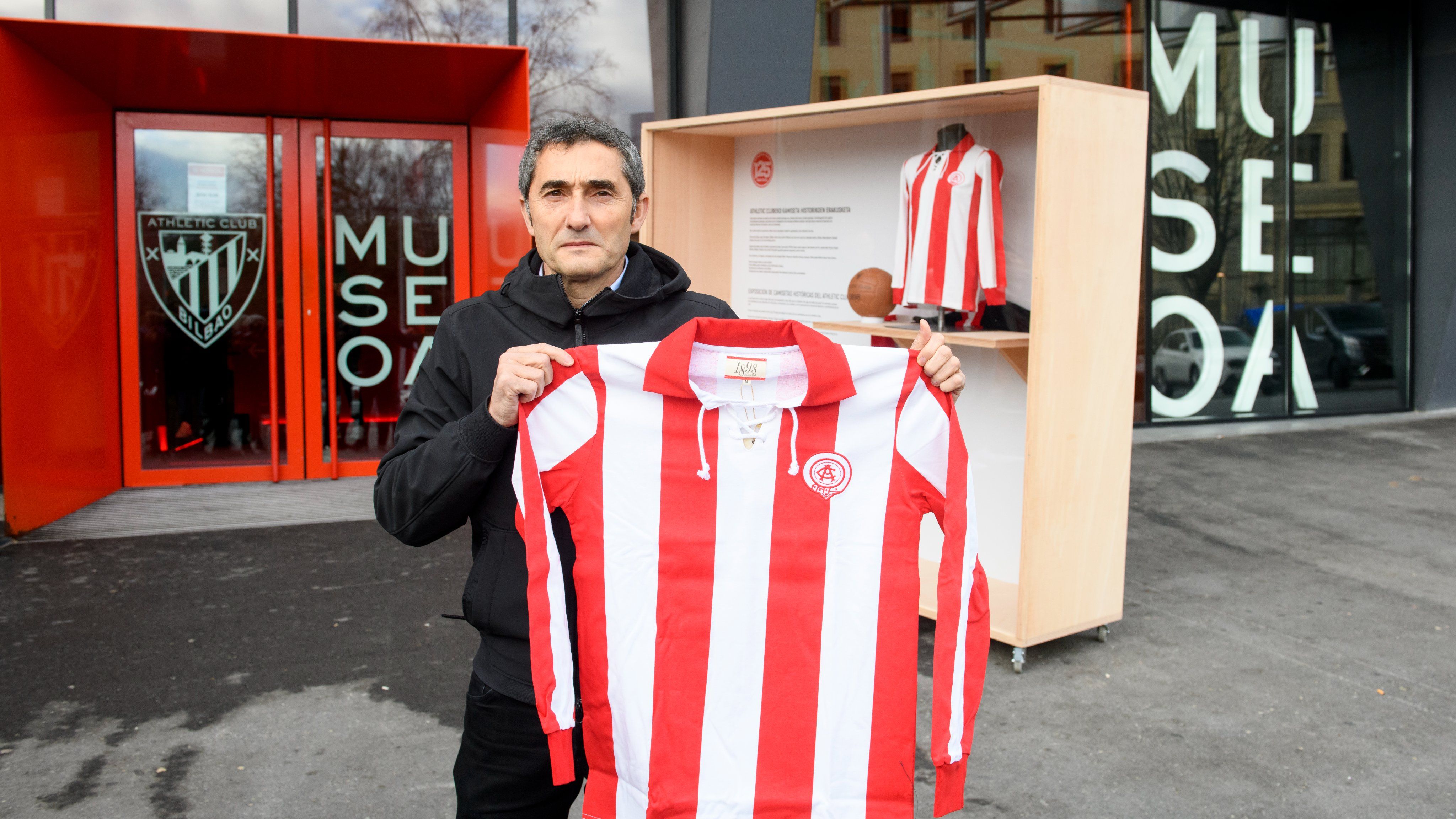  Ernesto Valverde, con una camiseta retro en el Museo de San Mamés.
