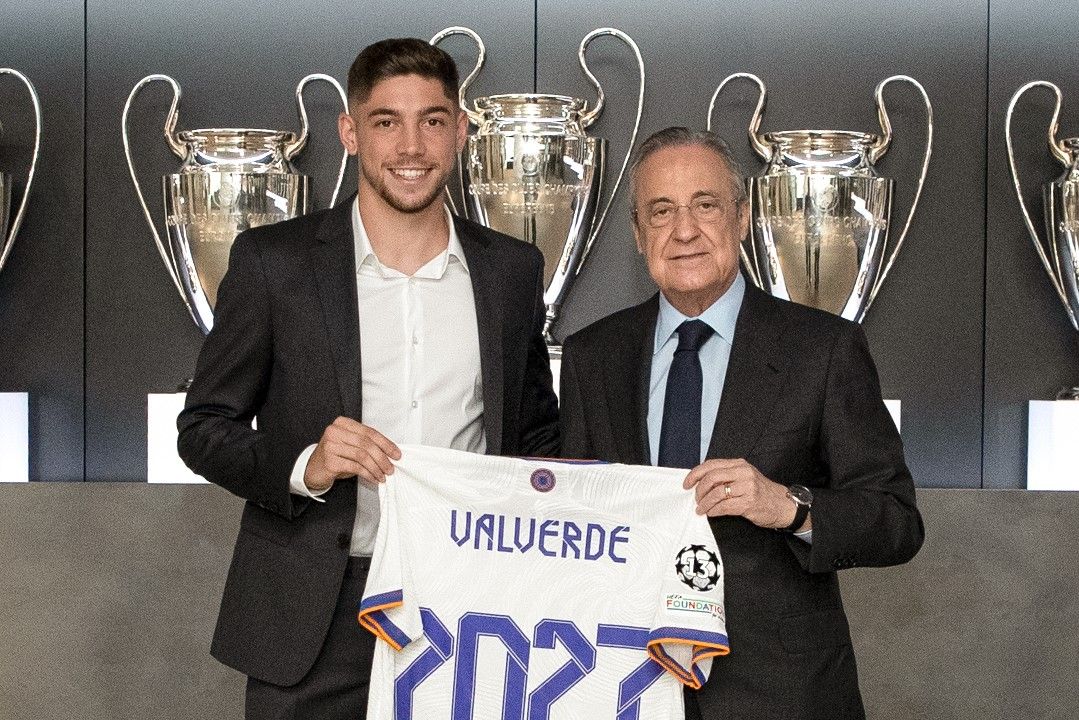  Fede Valverde posa junto a Florentino Pérez tras su renovación con el Real Madrid.