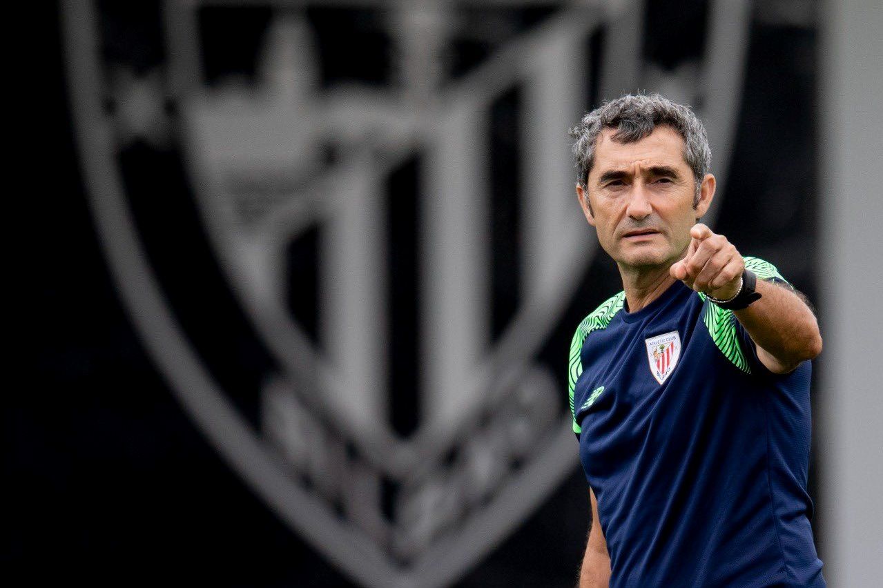  Ernesto Valverde da instrucciones en Lezama.