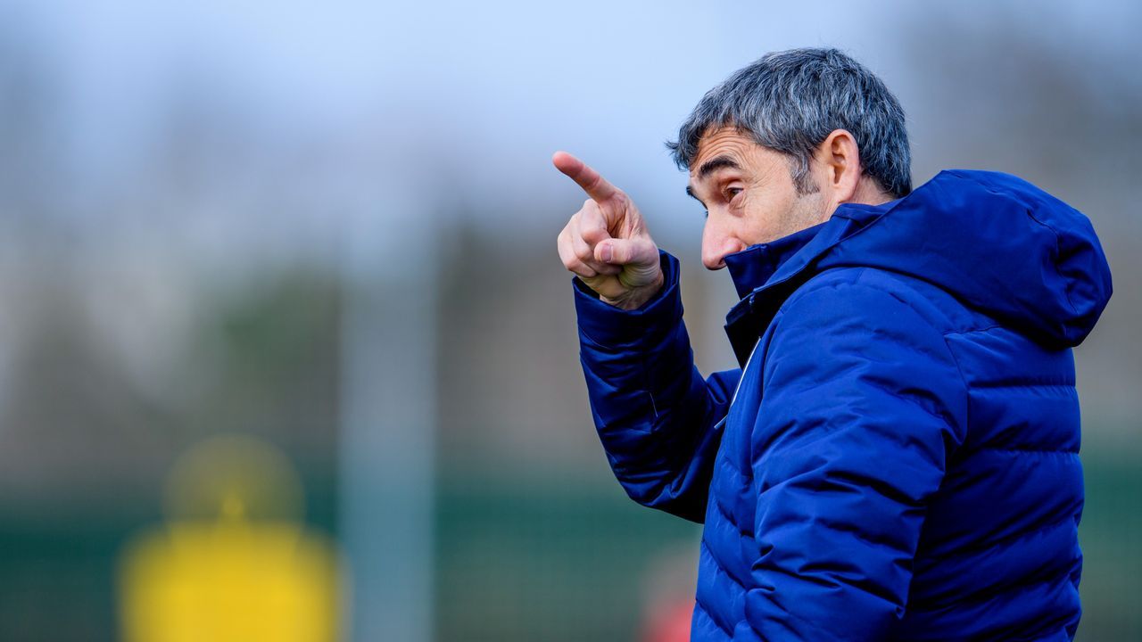  Señal del míster, Ernesto Valverde, entrenando en Lezama.