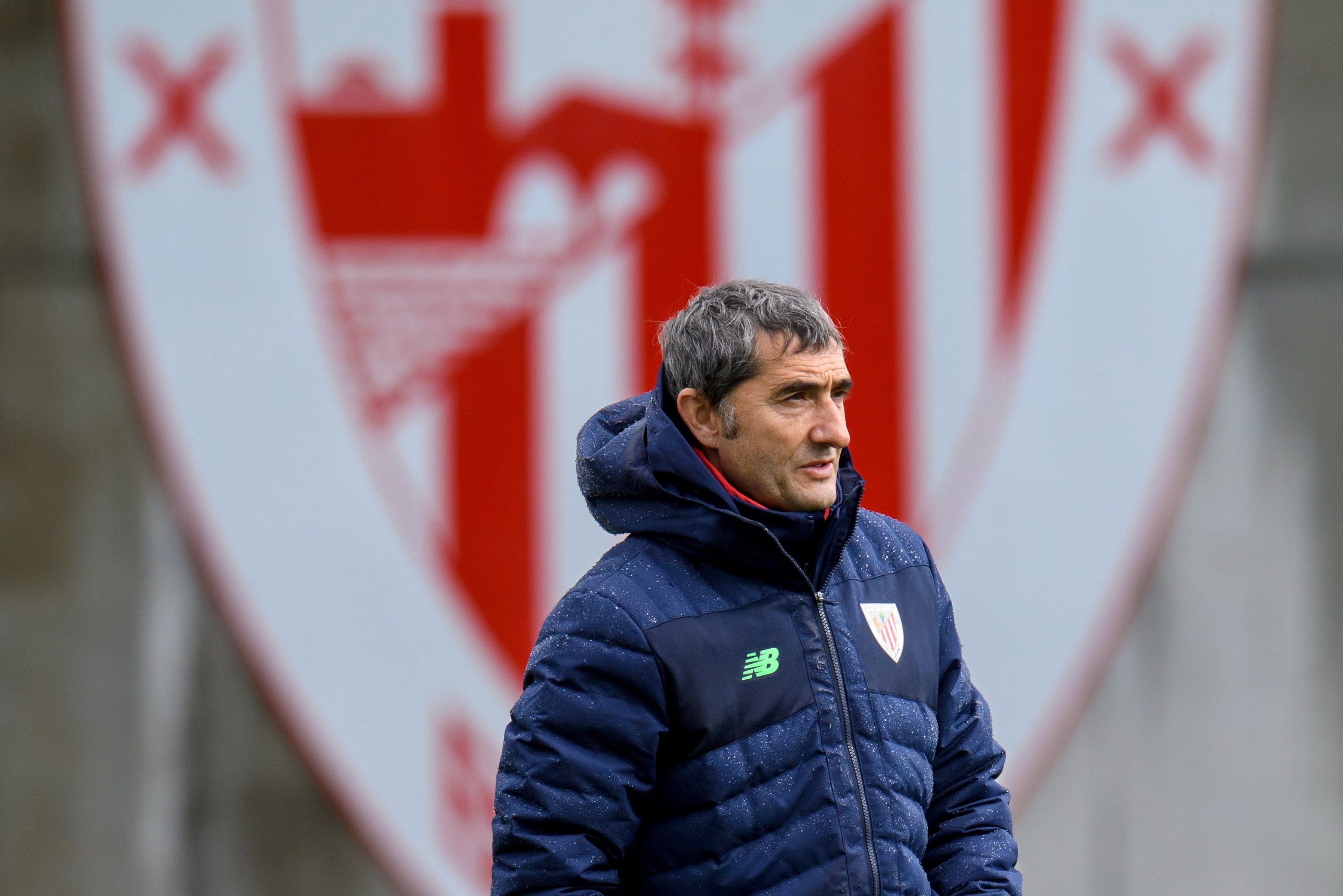 Ernesto Valverde observa el trabajo del primer equipo en Lezama.