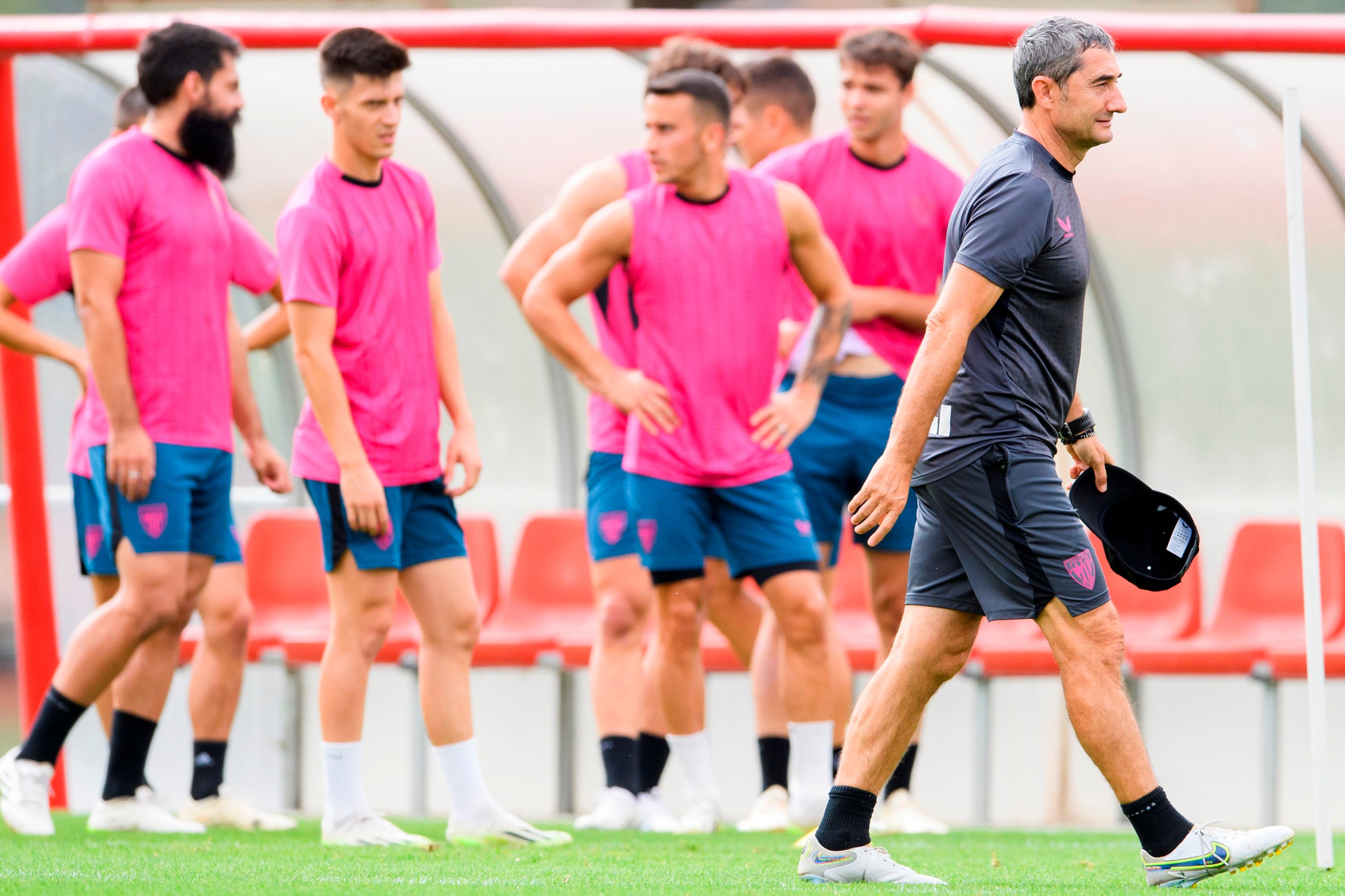 Ernesto Valverde pasa ante su tropa en un entrenamiento de Lezama.