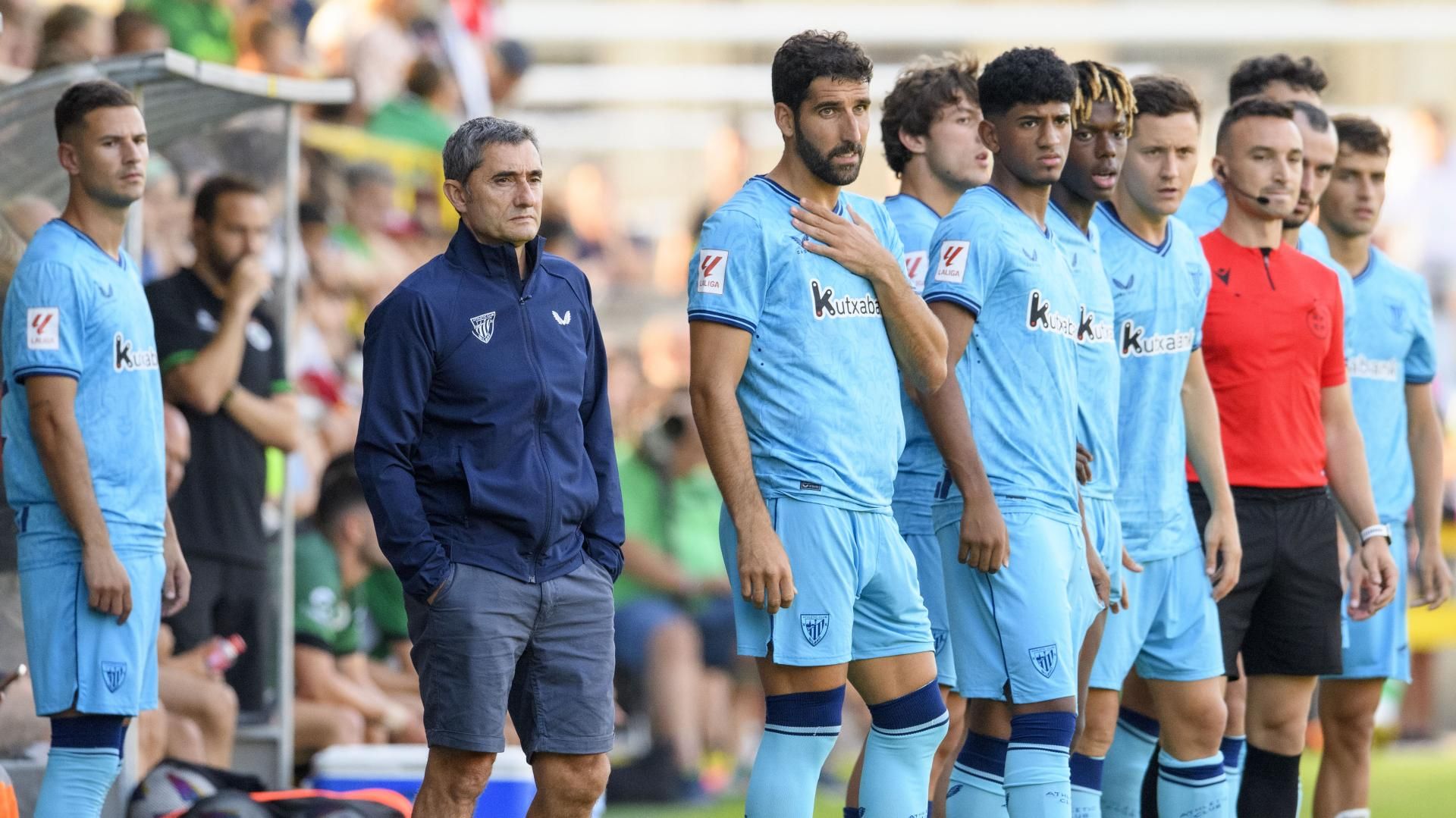 Valverde y su equipo, en acción ante el Racing.