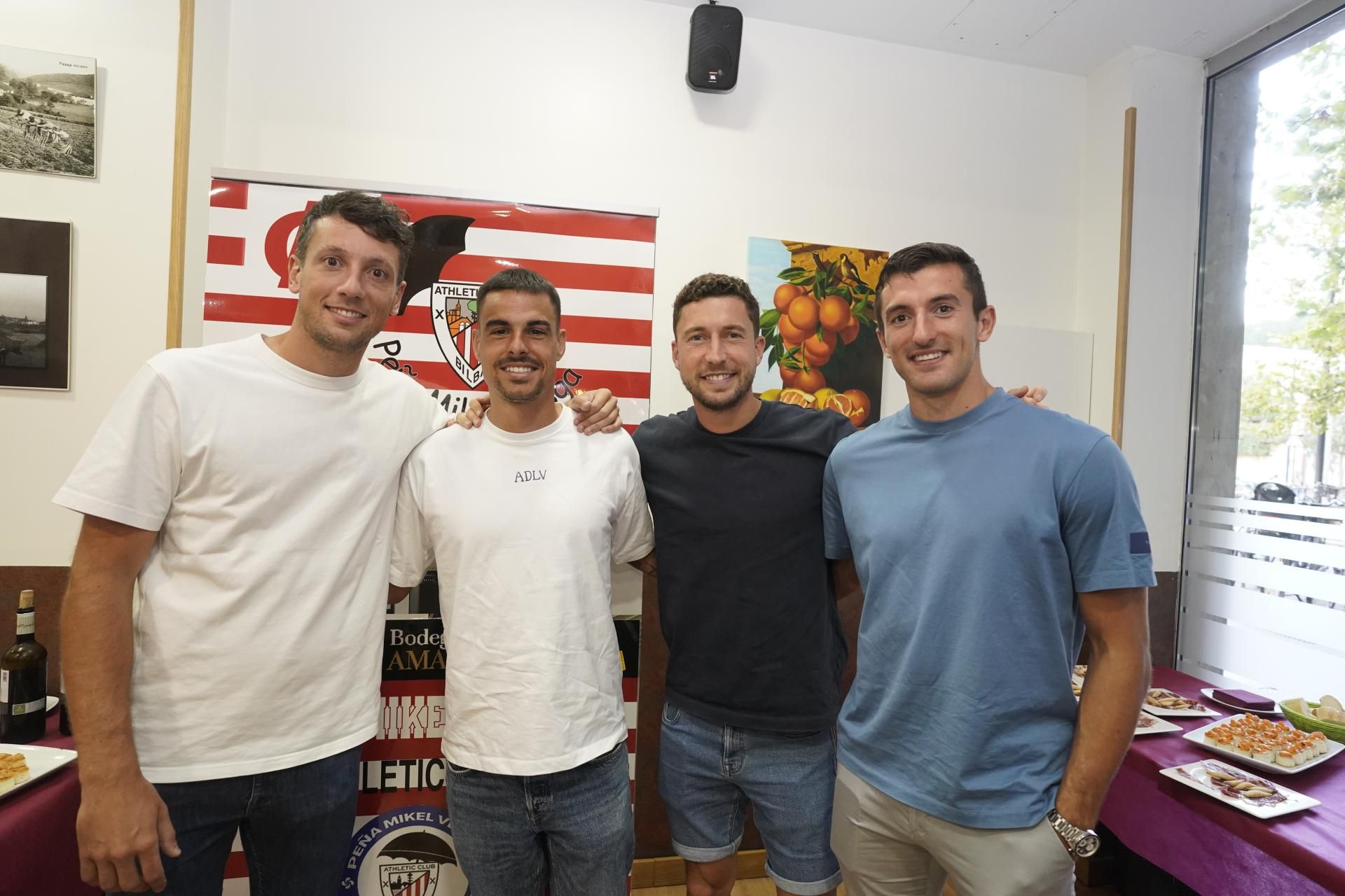  Mikel Vesga, en su Peña del Athletic en Vitoria-Gasteiz junto con sus compañeros Dani García, De Marcos y Vivian.