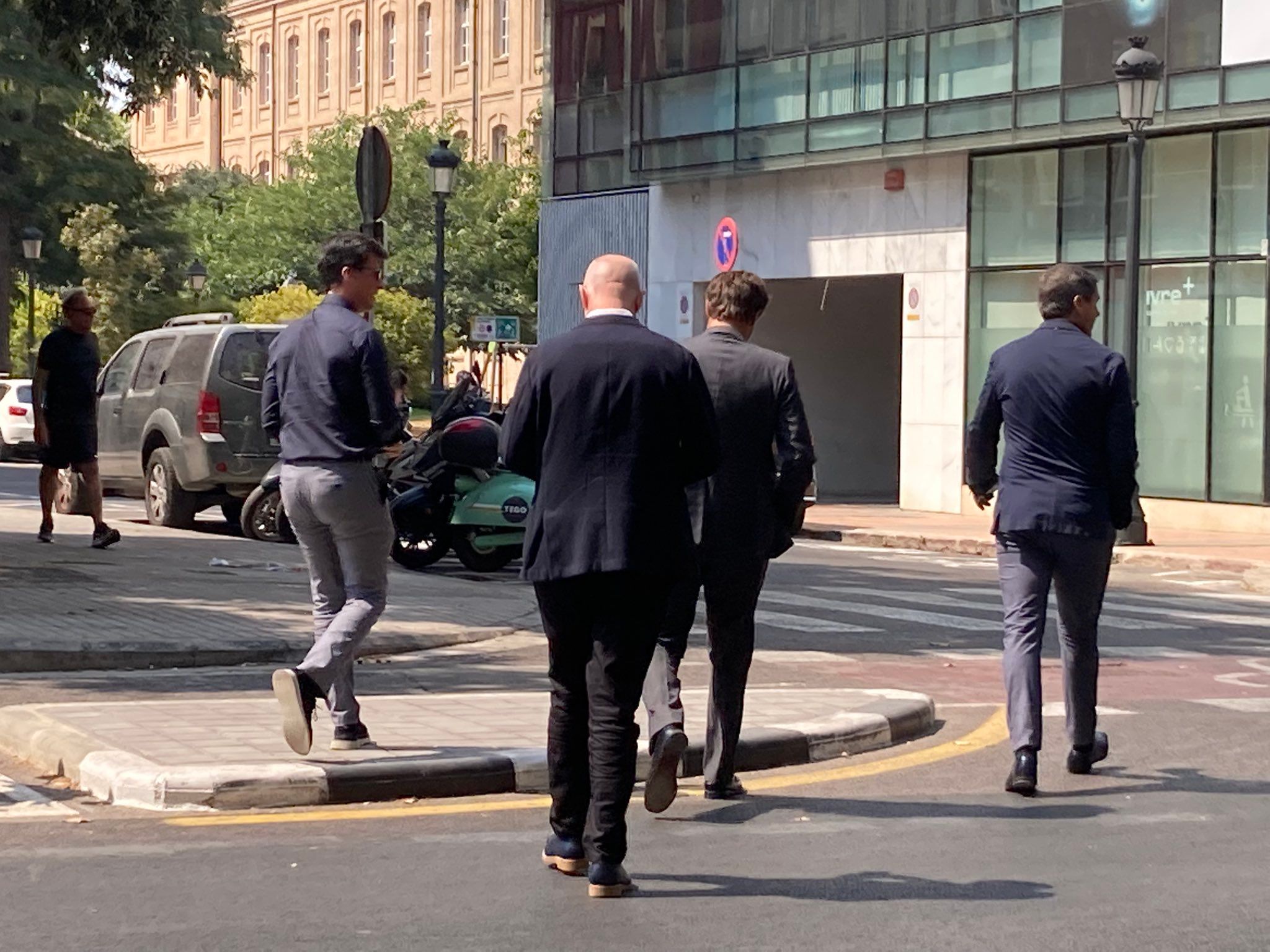  Vicente Forés sale de la reunión por Guillamón