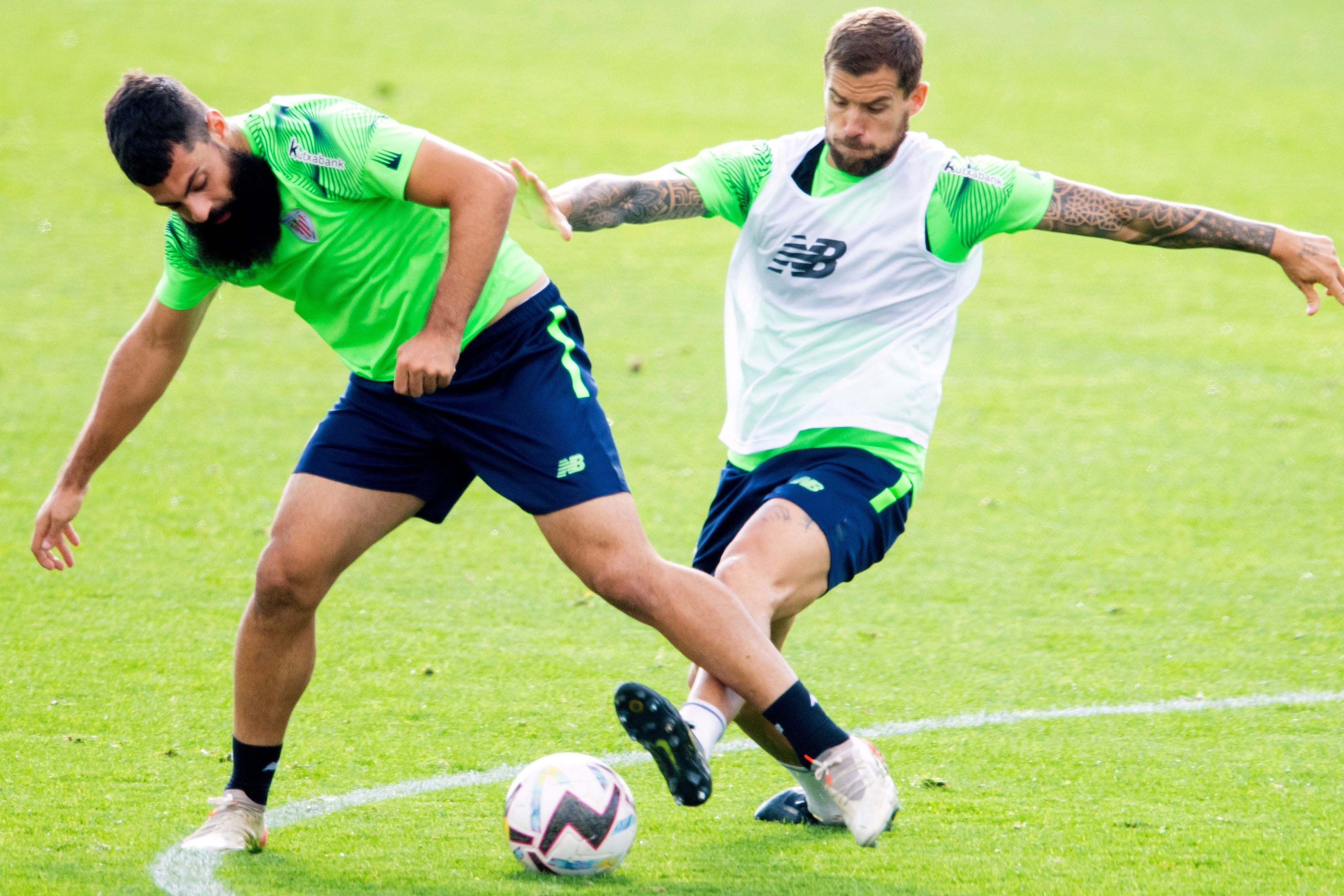  Asier Villalibre e Iñigo Martínez pugnando en Lezama.