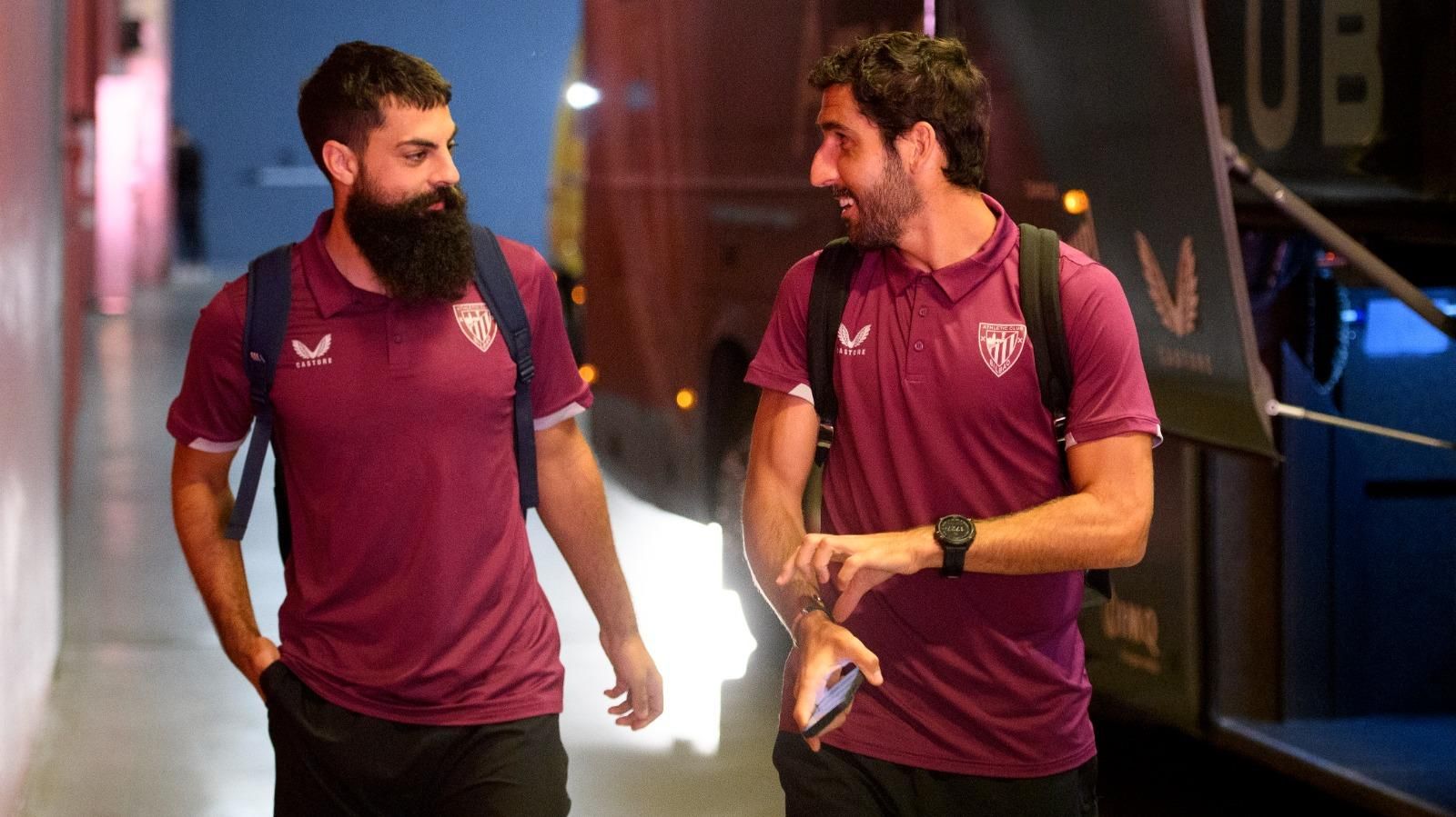 Llegada de Villalibre y Raúl García a San Mamés para jugar un partido (Foto: Athletic Club).