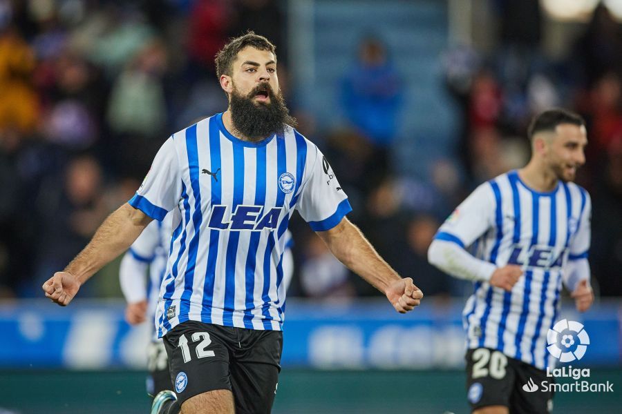  Asier Villalibre celebra uno de sus dos goles en su estreno con el Deportivo Alavés, rival este viernes del Athletic Club en Vitoria.
