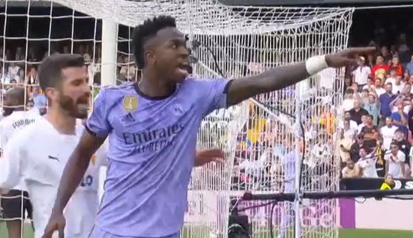  Vinícius Jr. señala al autor de los insultos racistas en el Valencia-Real Madrid.