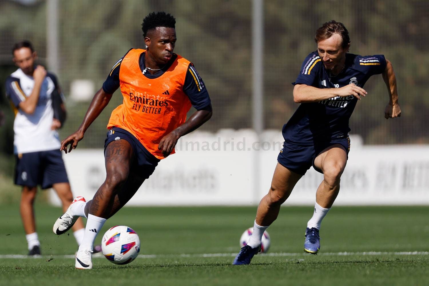  Vinicius y Luka Modric entrenando con el Real Madrid.