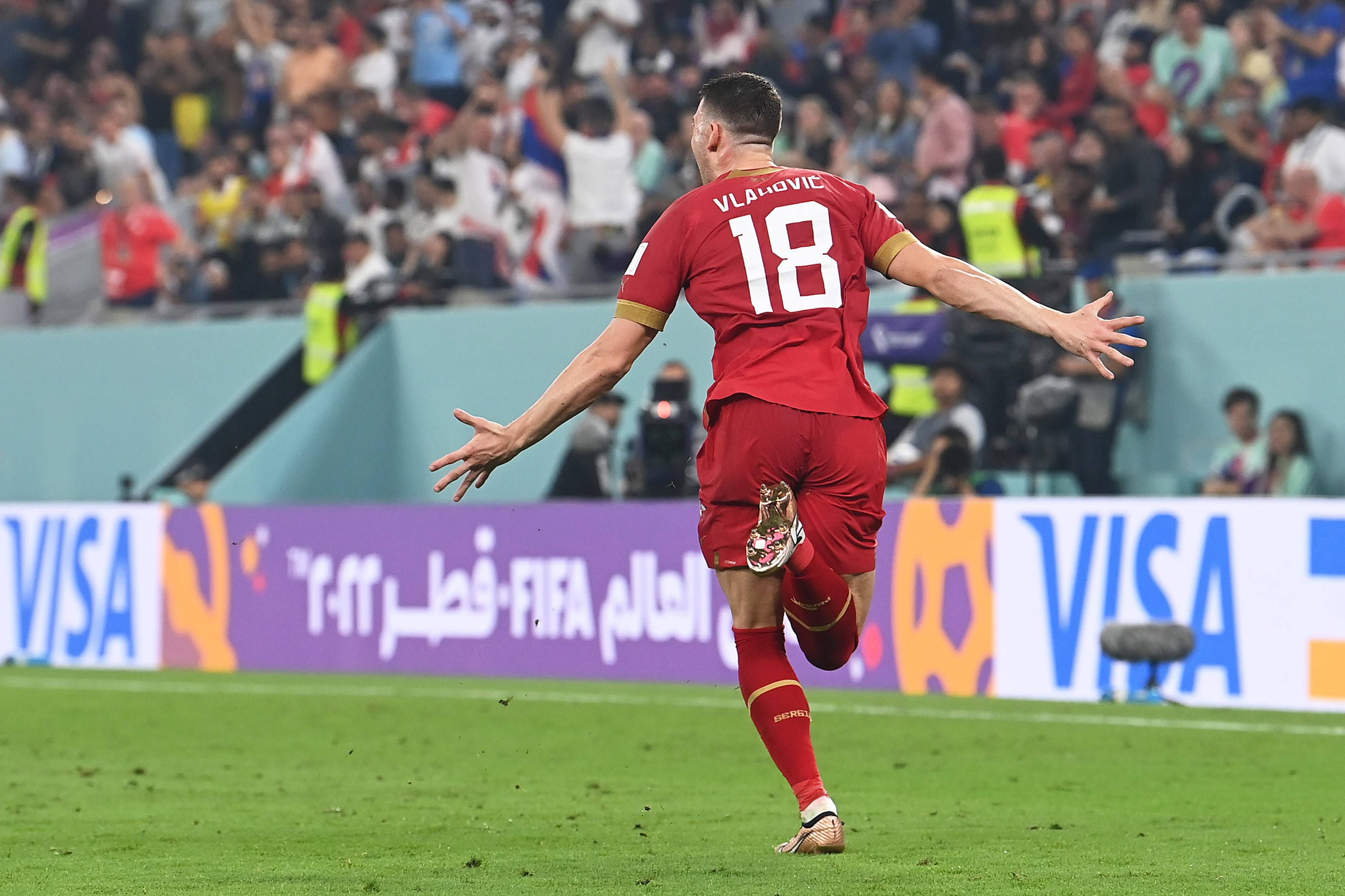  Vlahovic celebra un gol con Serbia en el Mundial.