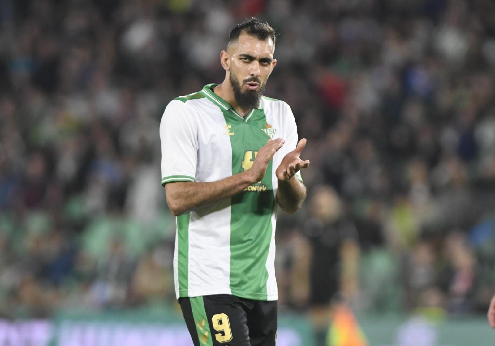 Borja Iglesias, ante el United.