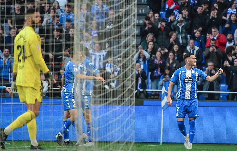  Lucas Pérez celebrando su gol ante el Celta B