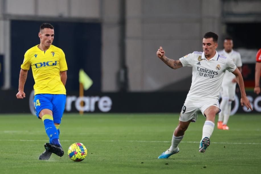  Fede San Emeterio, ante Ceballos en el Cádiz - Real Madrid.