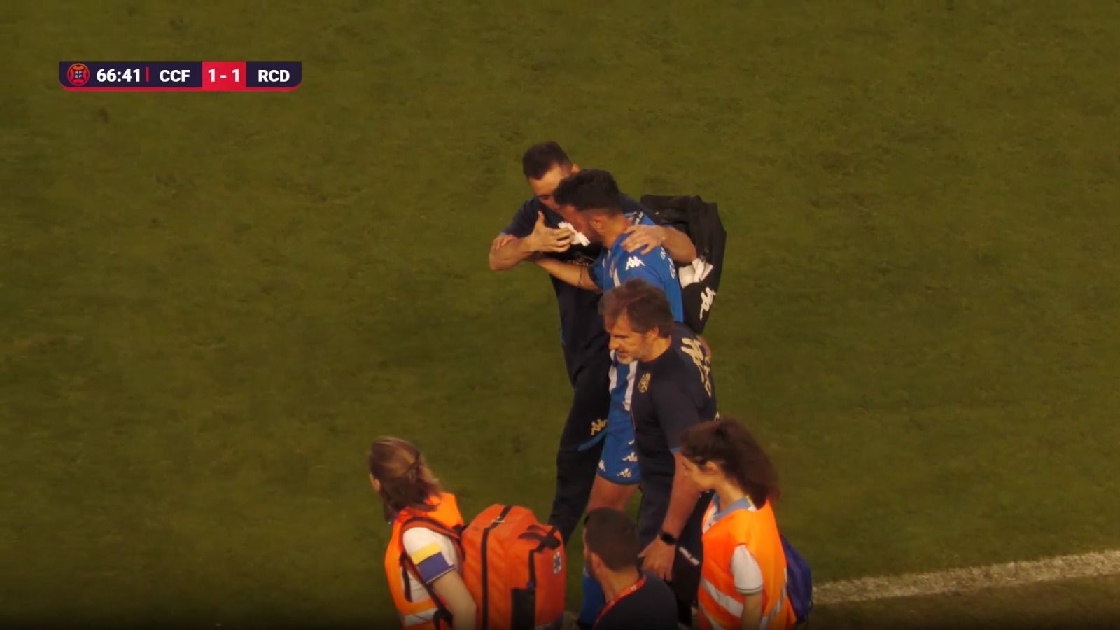  Momento en el que Quiles se retira tras el duro golpe que recibió en la cara