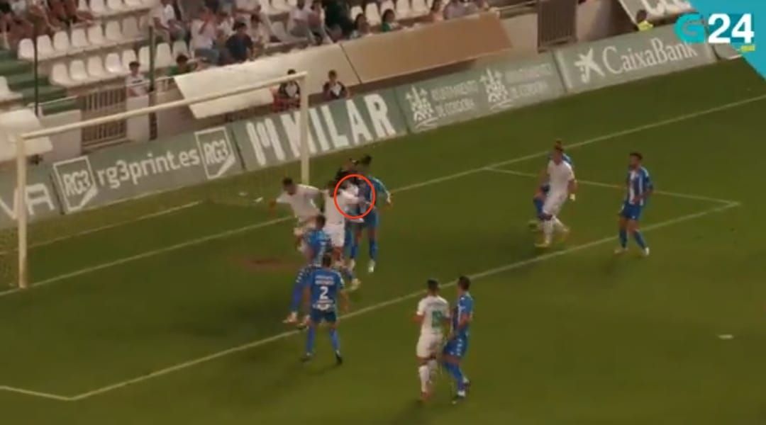 Acción del gol de De Las Cuevas donde puede haber mano