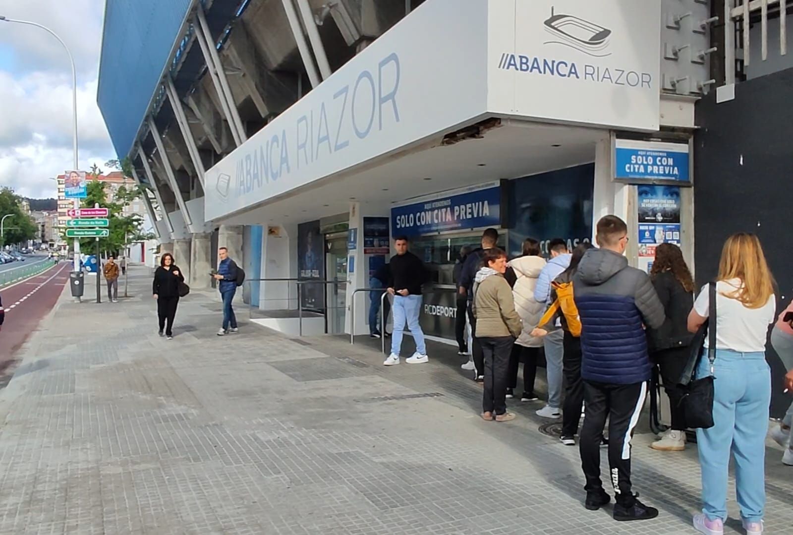 Primeras colas en Riazor para sacar una entrada para el Pontevedra - Dépor