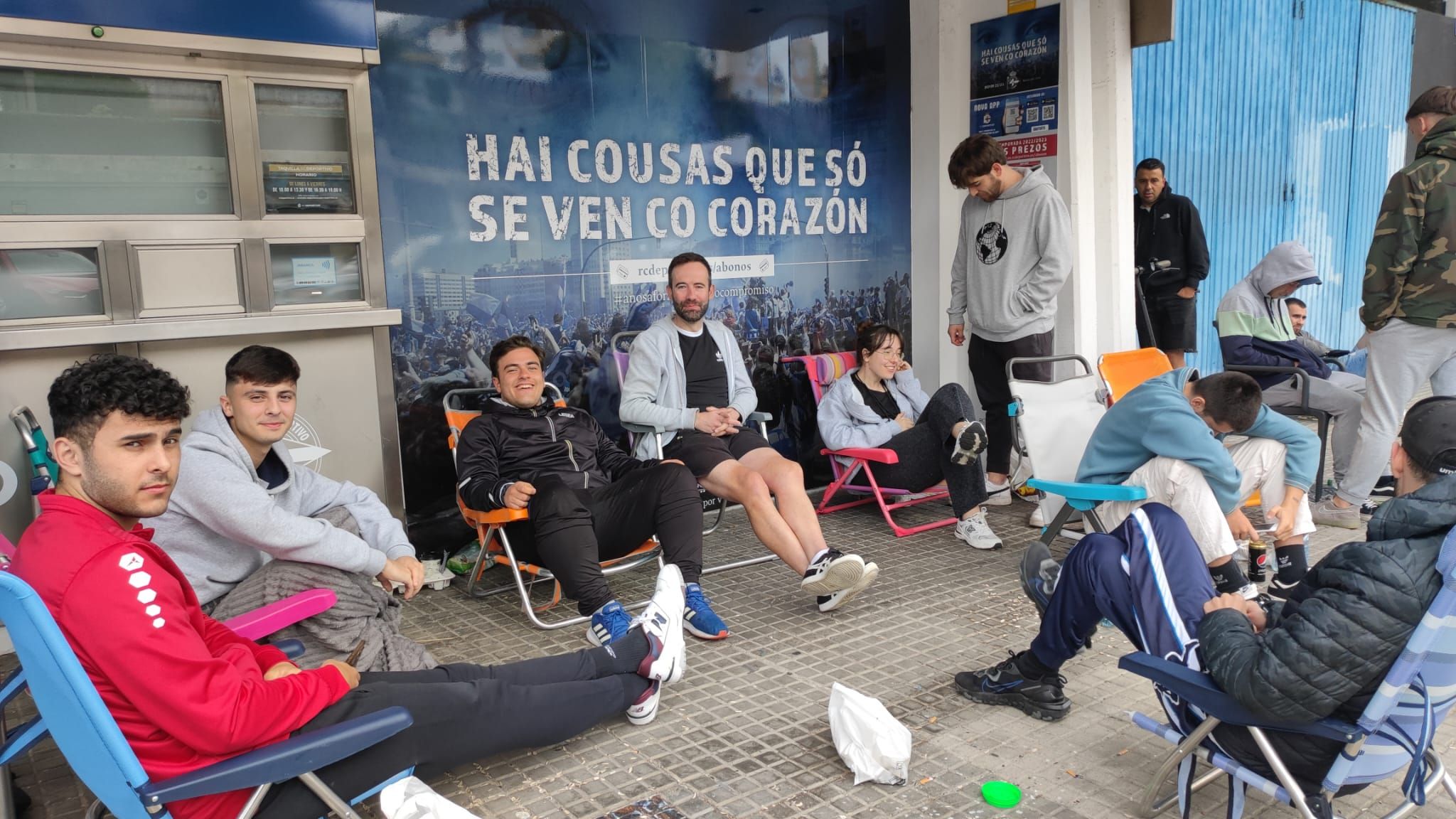 Los aficionados del Deportivo que pasaron la noche en Riazor