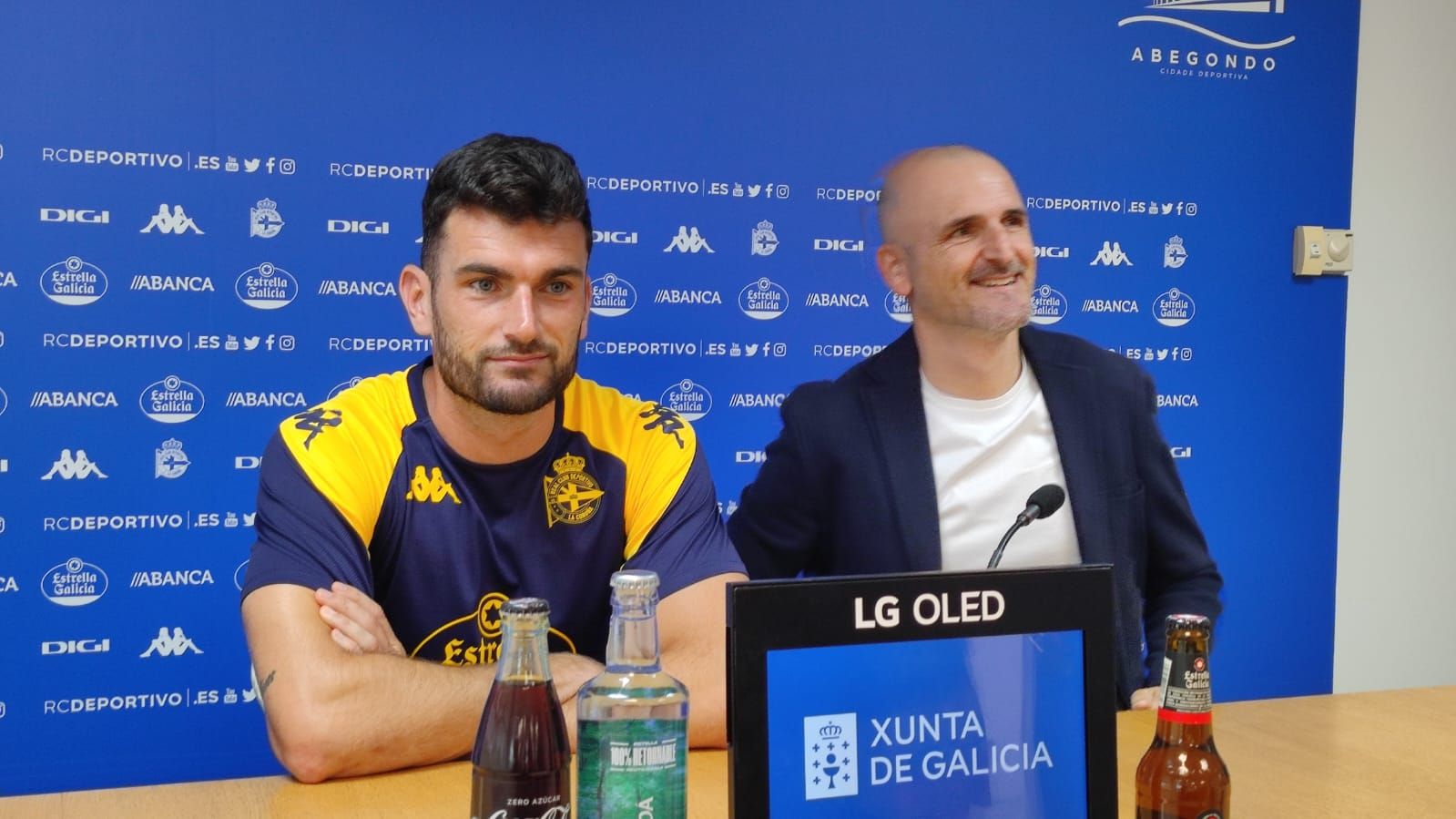  Pablo Vázquez, jugador del Deportivo, junto a Fernando Soriano