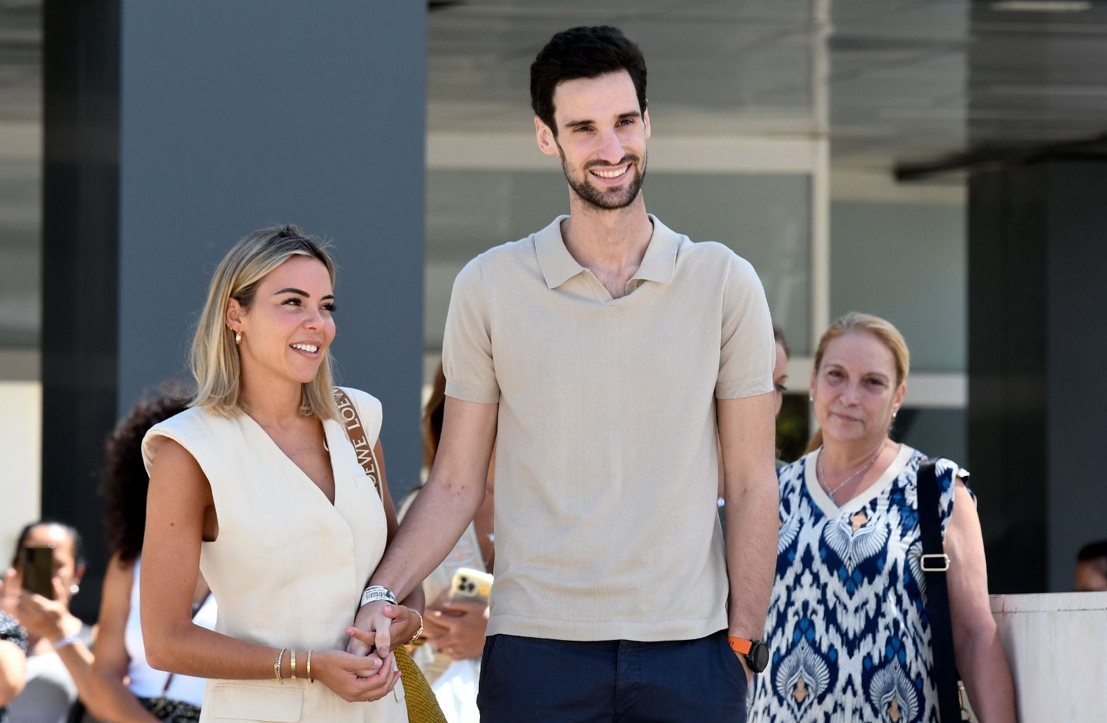  Sergio Rico, junto a su esposa Alba Silva, abandona el hospital.