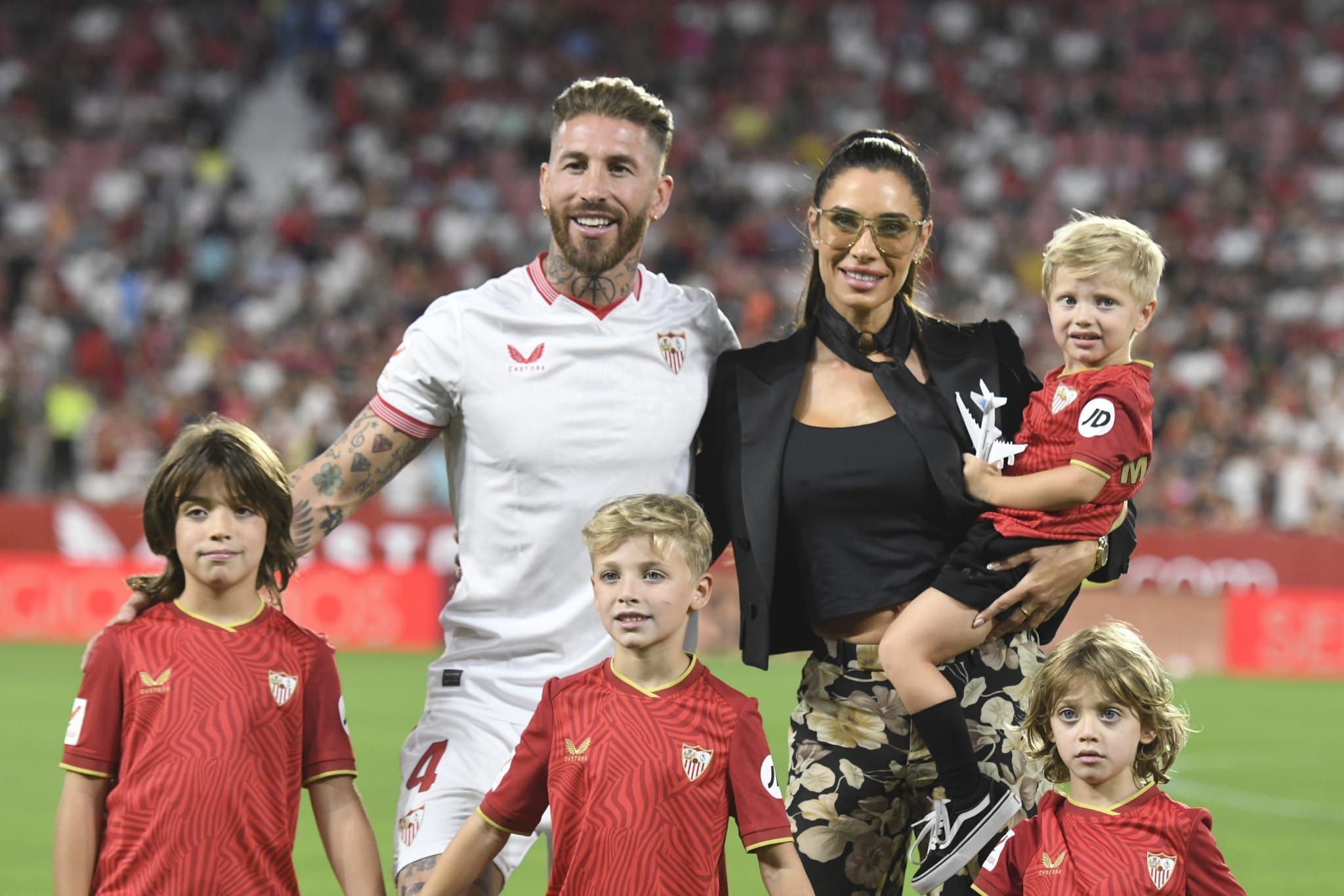  Sergio Ramos, junto a Pilar Rubio y su familia, en su presentación.