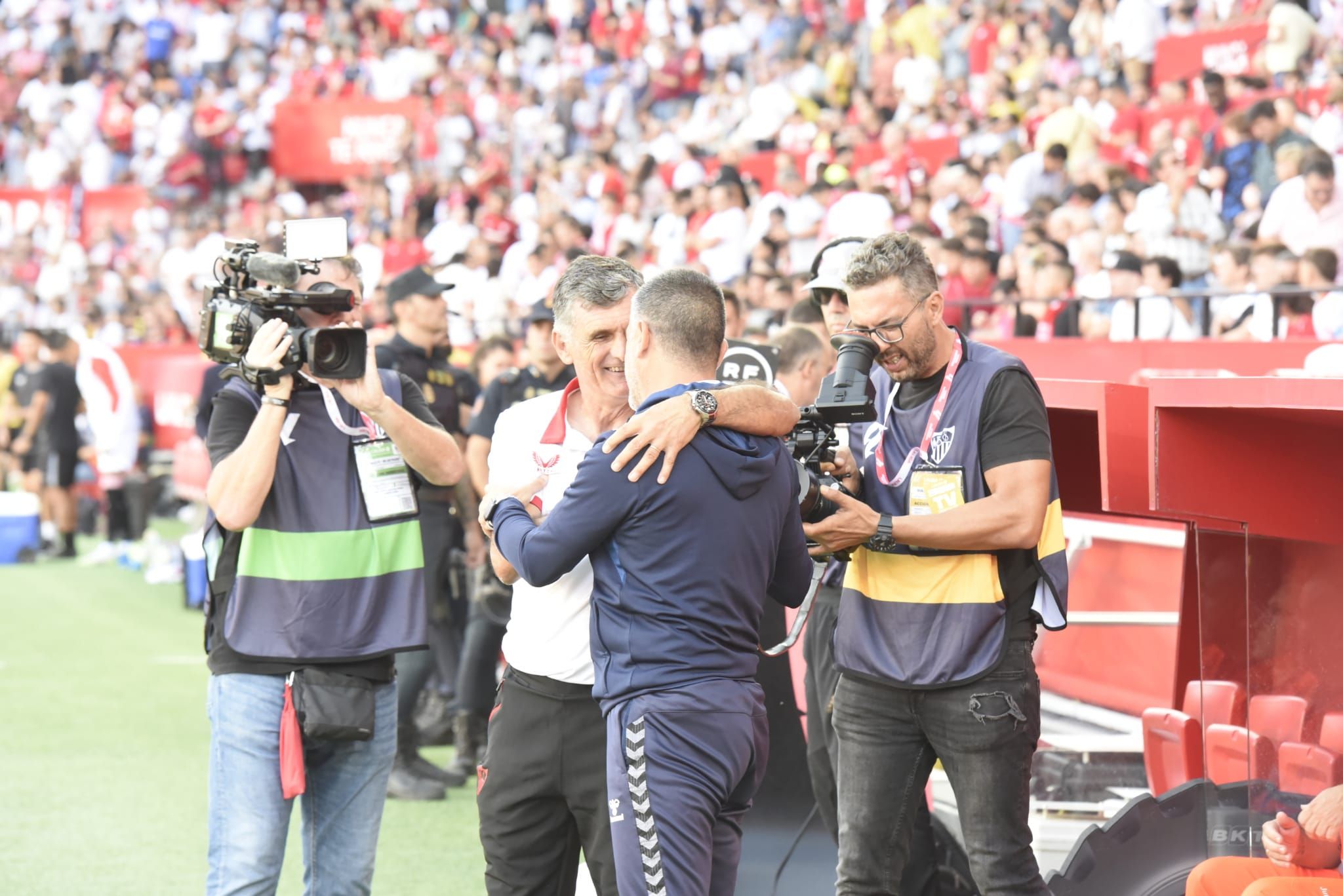  García Pimienta y Mendilibar se saludan antes del Sevilla-Las Palmas de la primera vuelta.