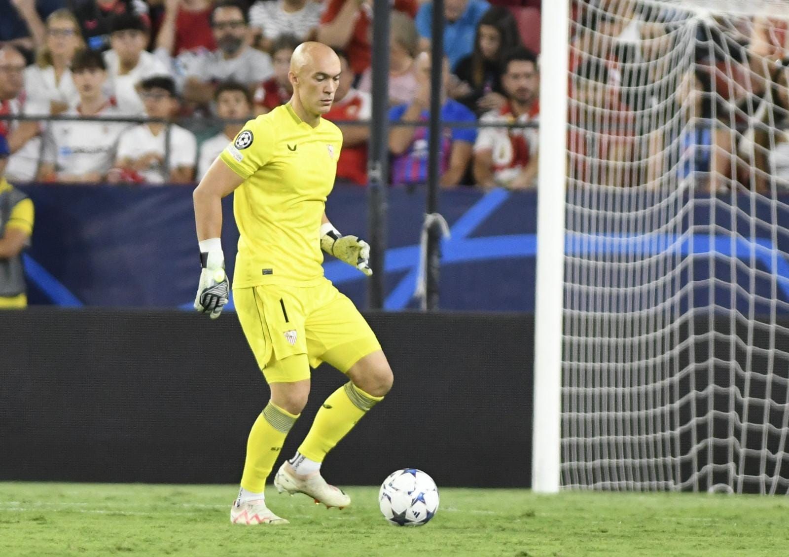 Dmitrovic, ante el Lens.