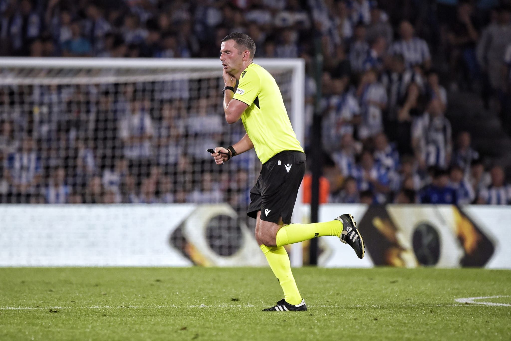 El árbitro acude al VAR para comprobar la acción de Barella.