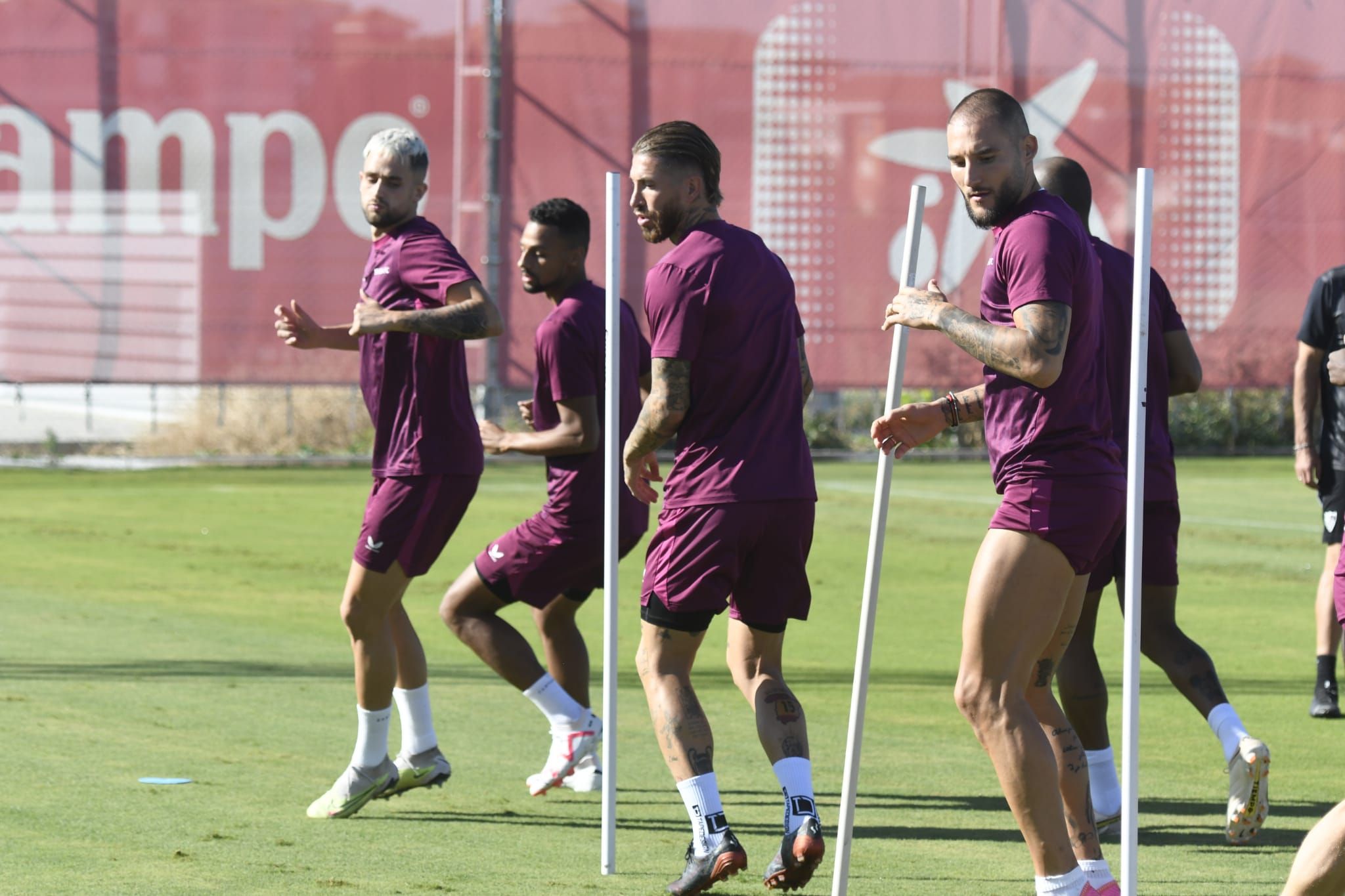  Gudelj y Sergio Ramos, centrales del Sevilla, en un entrenamiento.
