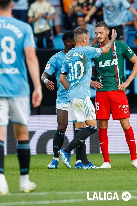 Aspas consuela a Rafa Marín. (Foto: LaLiga)