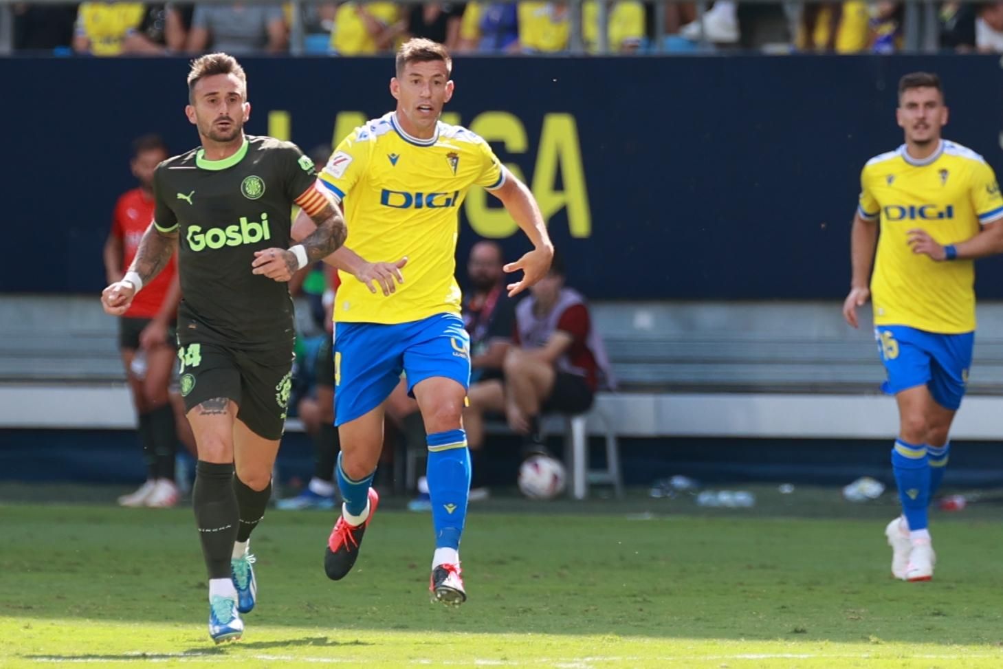 Rubén Alcaraz presiona a Aleix García en el Cádiz - Girona (Foto: Cristo García).