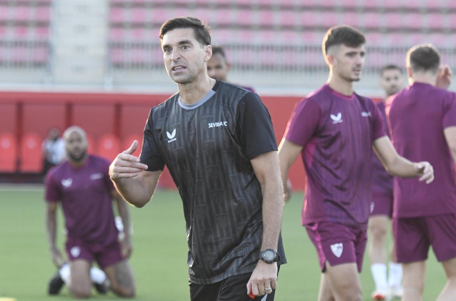 Diego Alonso, dirigiendo al Sevilla en un entrenamiento.