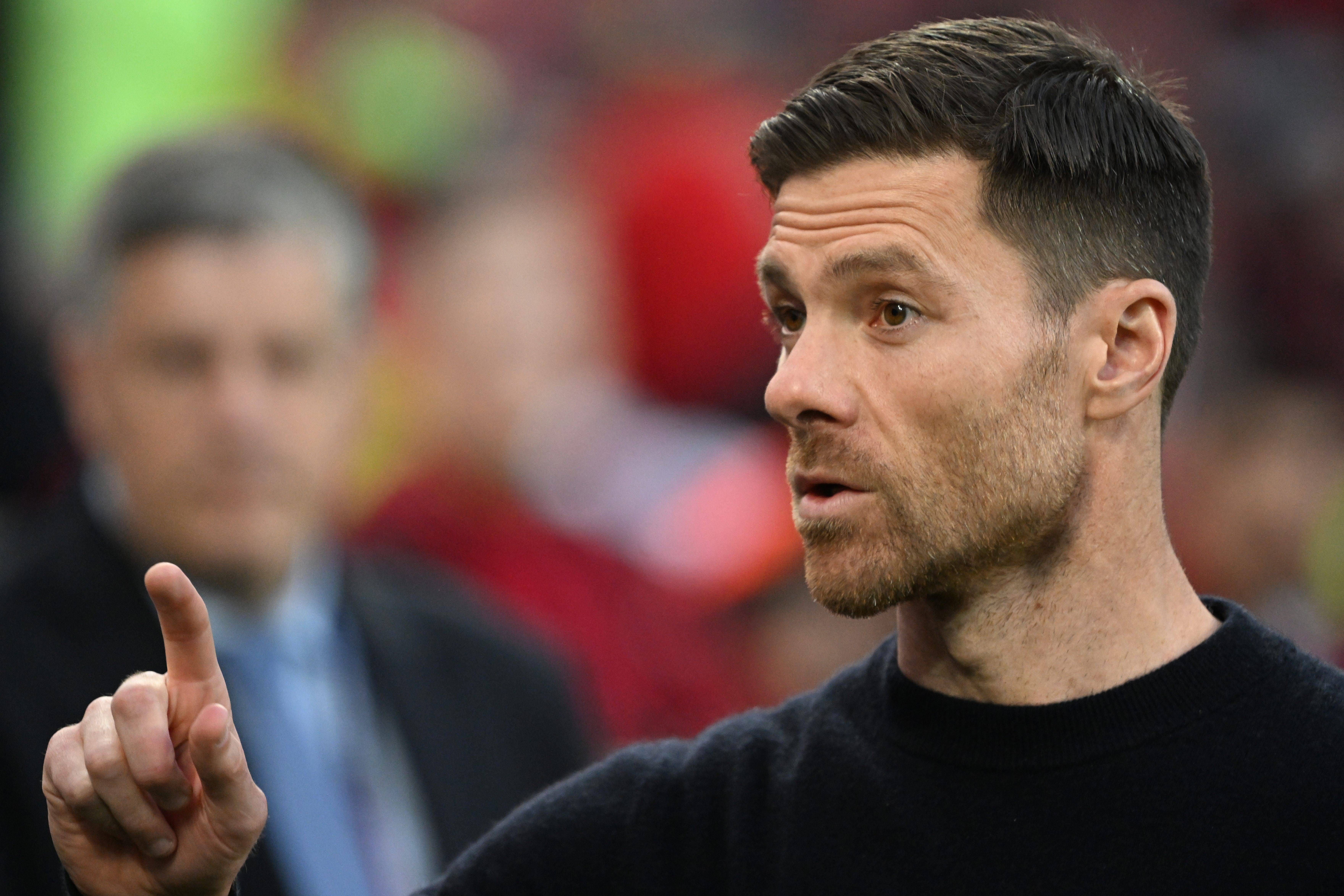  Xabi Alonso dirigiendo un partido del Bayer Leverkusen.