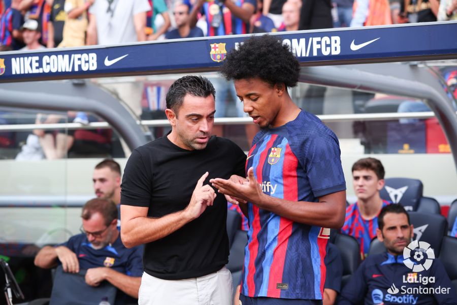 Xavi da instrucciones a Koundé.