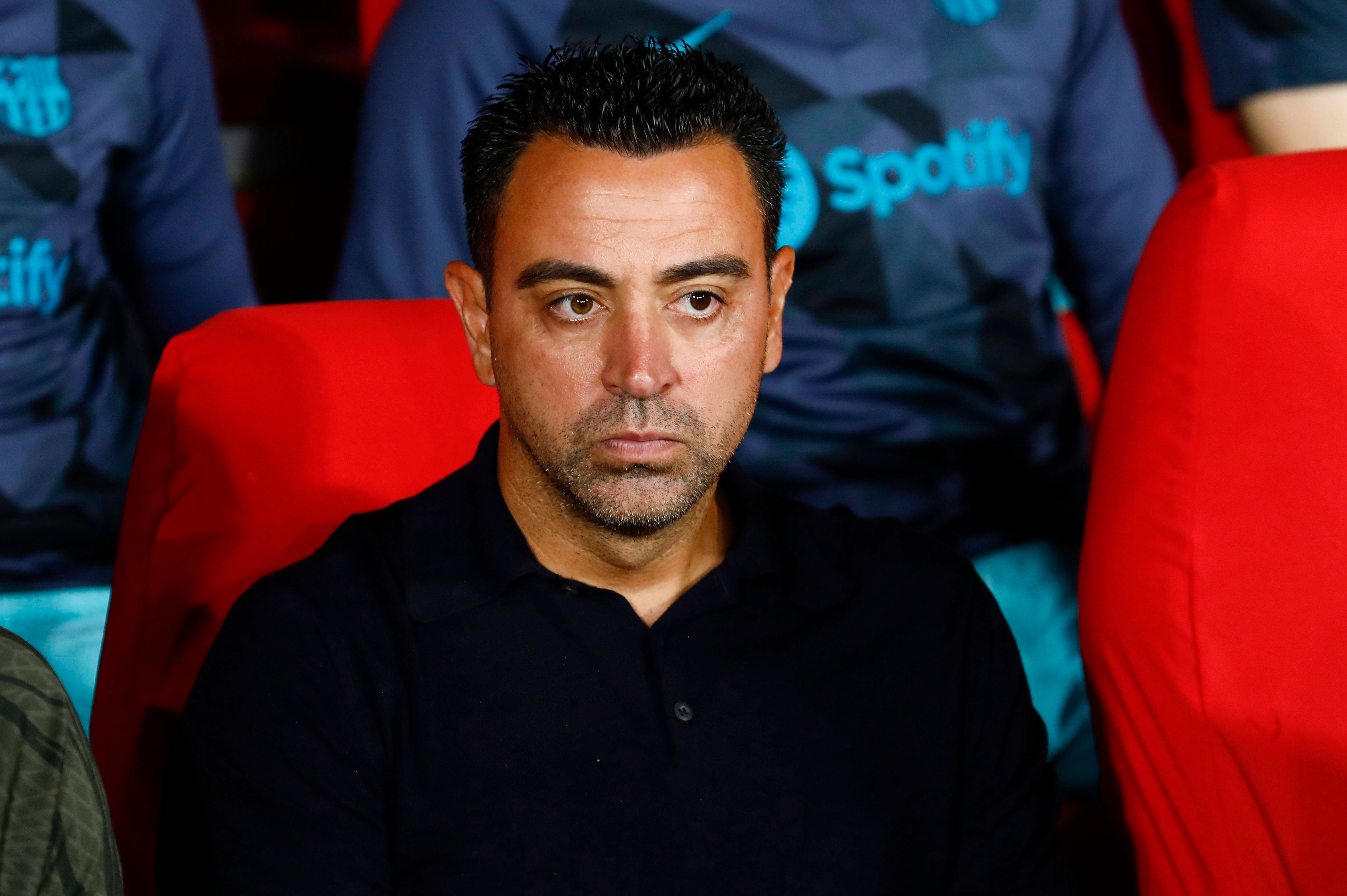 Xavi Hernández, en el banquillo durante el Granada-Barcelona (FOTO: Cordón Press).