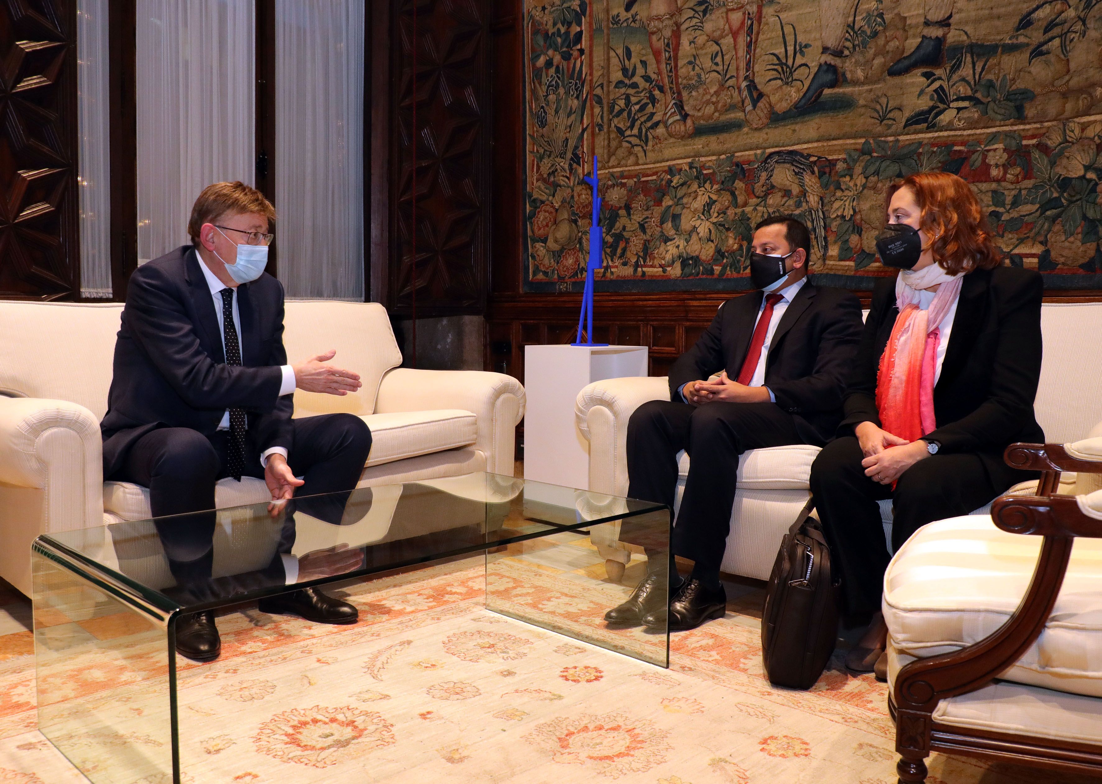  Ximo Puig recibe a Anil Murthy e Inma Ibáñez por el Nuevo Estadio