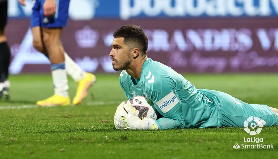 Rubén Yáñez atrapa un balón ante el Zaragoza.