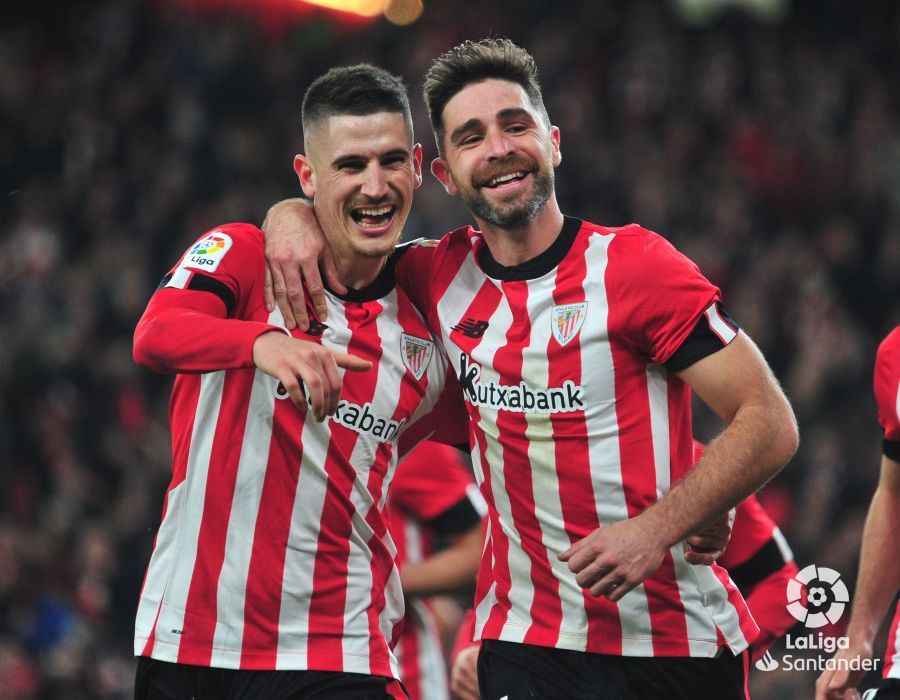 Sancet y Yeray se abrazan celebrando el gol del central de Barakaldo en el Athletic Club-Cádiz CF.