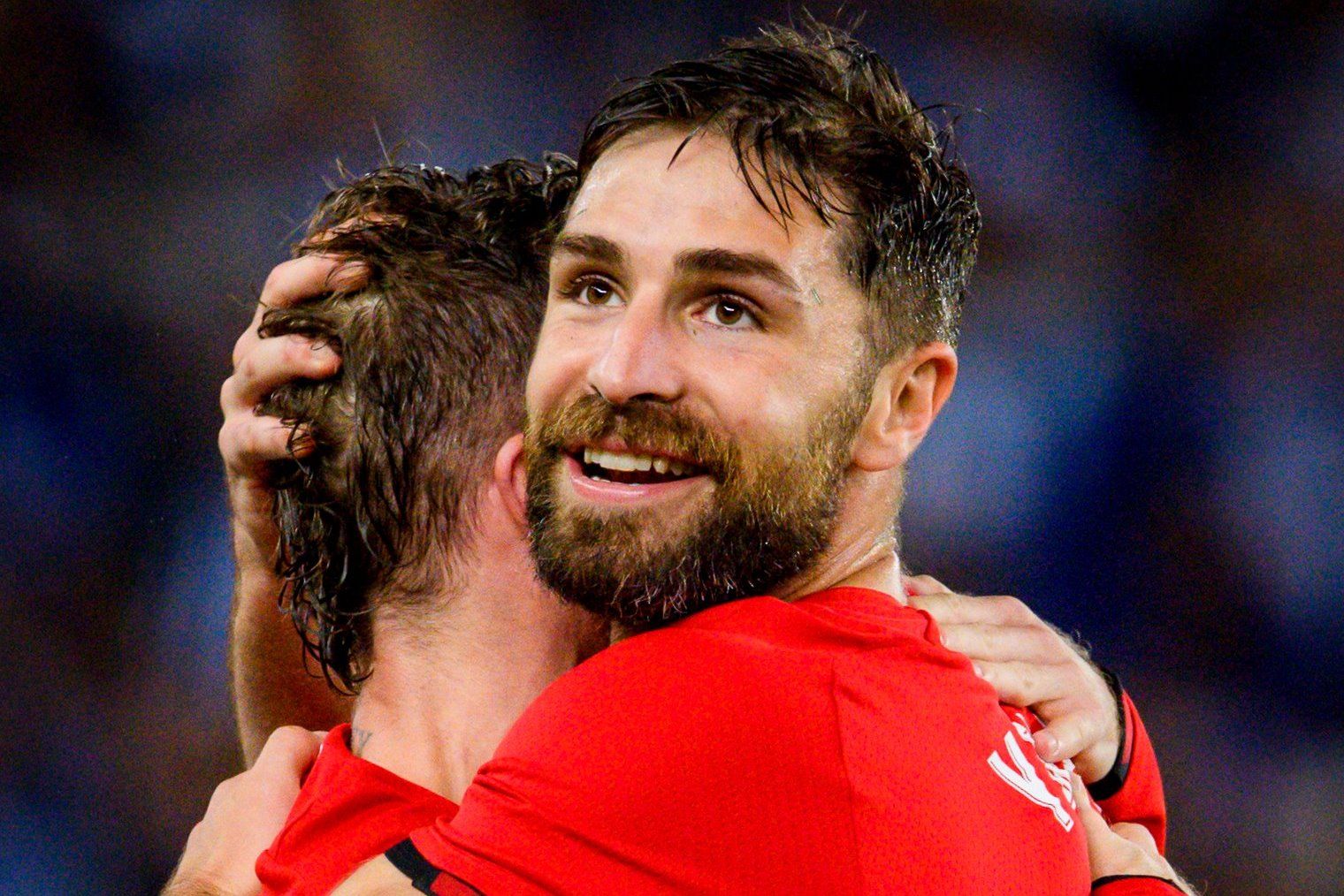 El central Yeray Álvarez abraza al capitán Iker Muniain en un partido.