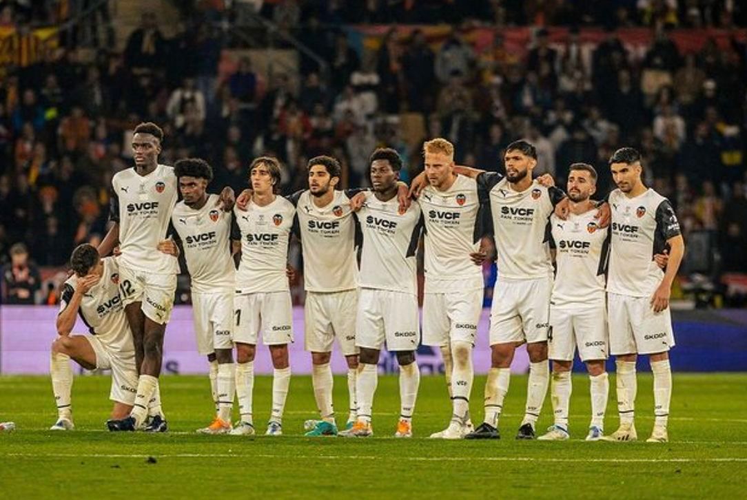  El equipo mira mientras Yunus Musah tira el último penalti