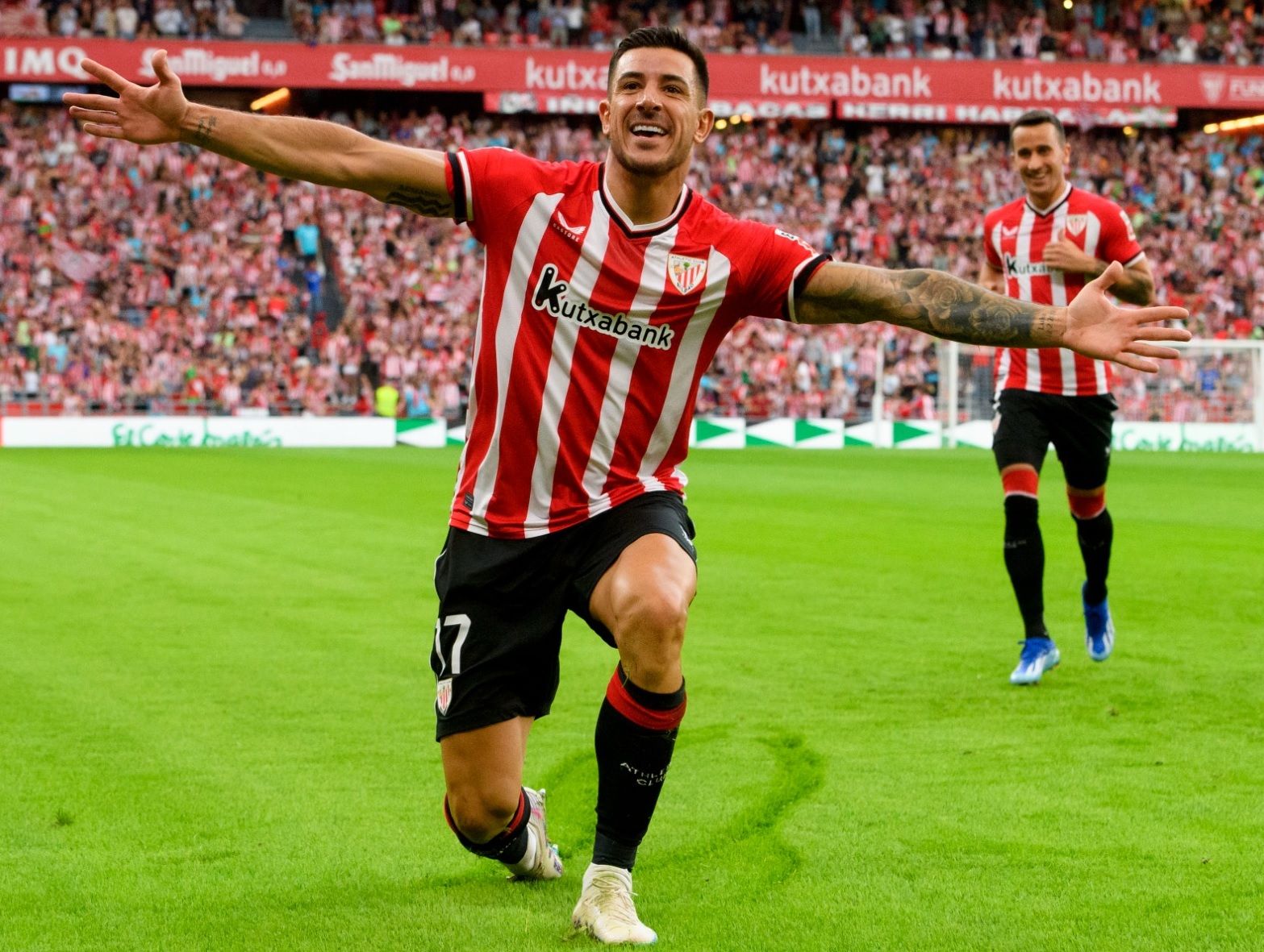  El zaguero Yuri Berchiche celebra su gol al Getafe en San Mamés.