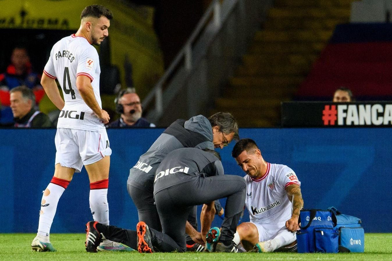 Lesión de Yuri Berchiche en el Camp Nou ante el Barça.