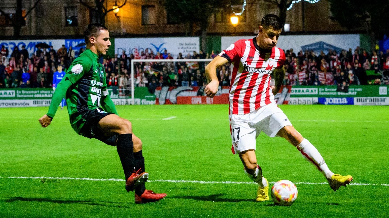  Yuri Berchiche jugando en la Copa del Rey ante el Sestao River.