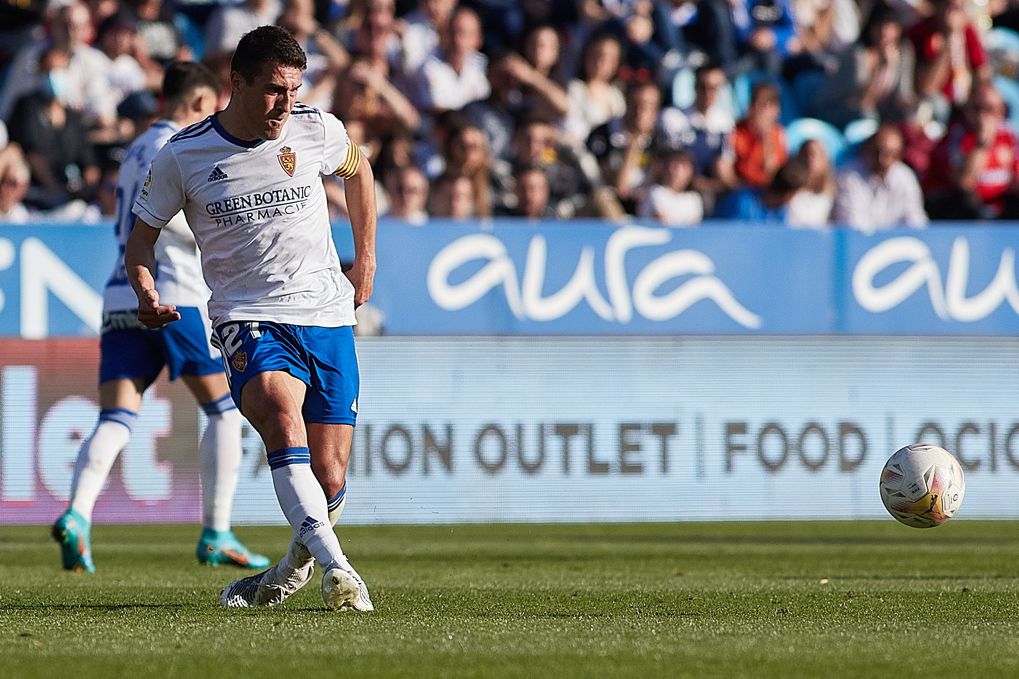 Zapater ante el Burgos en La Romareda. (Foto: Dani Marzo)