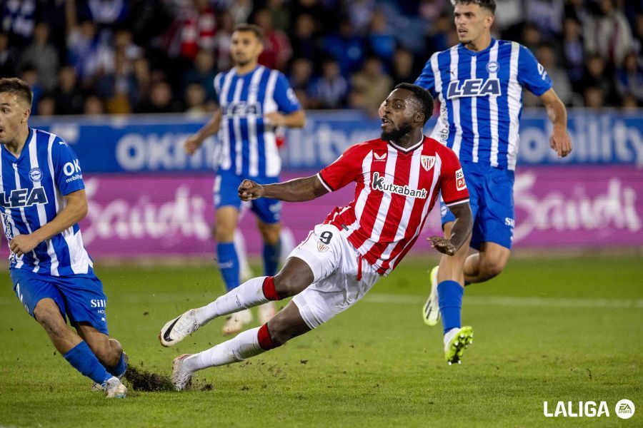  Iñaki Williams en una acción del partido en Mendizorrotza entre Alavés y Athletic Club.