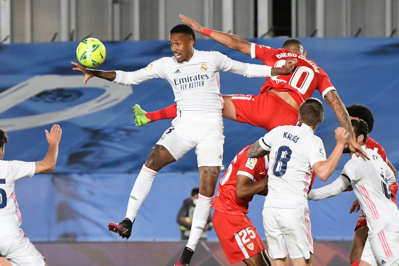  Acción del penalti señalado a Militao en el Real Madrid-Sevilla FC.
